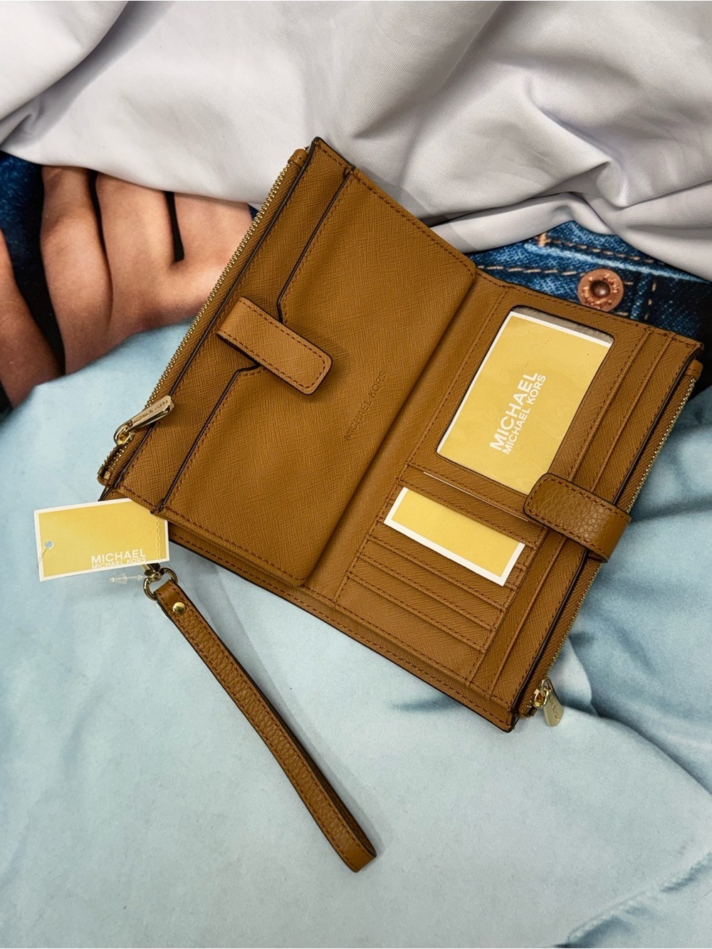 (new+tag) Michael Kors Pebbled Leather Brown Acorn Wristlet with Gold Hardware - Picture 3 of 9